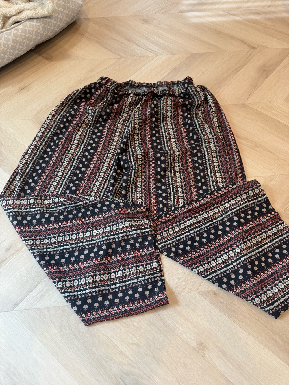 Printed Elastic-Waist Capris - Black/Multi